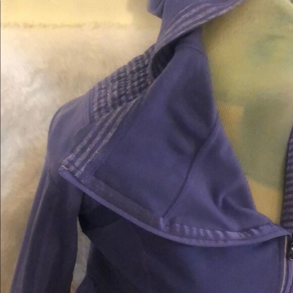 Lululemon 1/2 zip jacket 6 (1899) - Picture 3 of 8